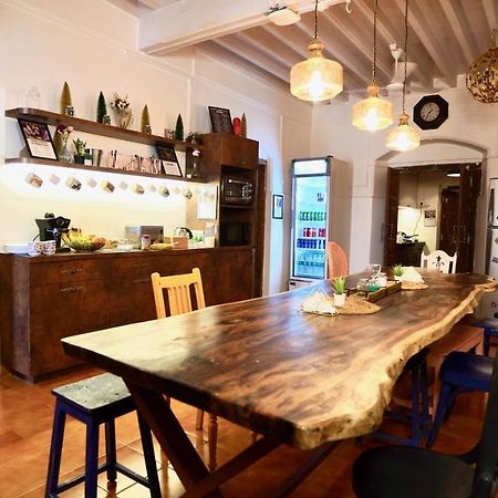 מומביי Gosolo Stays Bandra Hostel מראה חיצוני תמונה