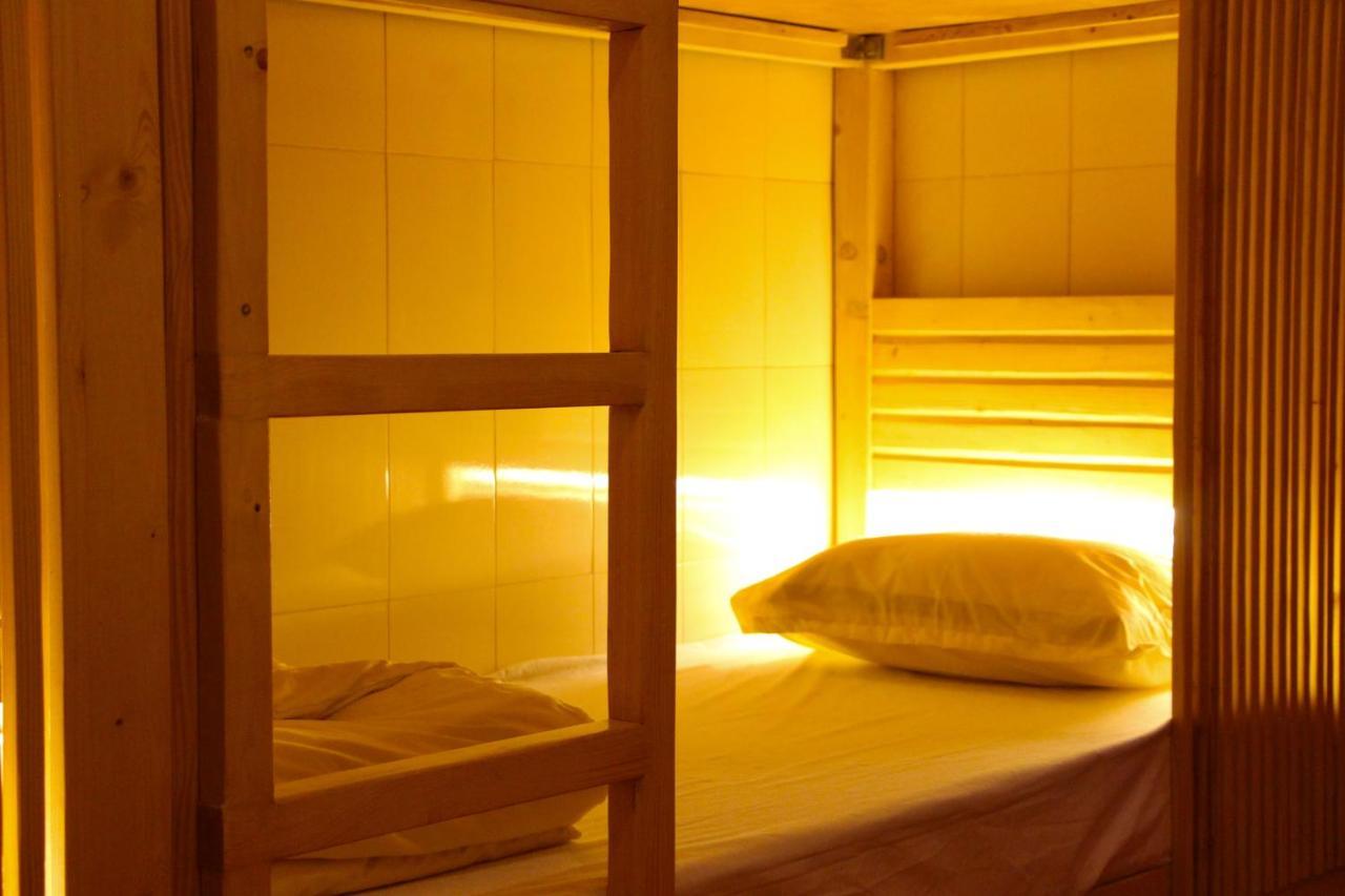 מומביי Gosolo Stays Bandra Hostel מראה חיצוני תמונה