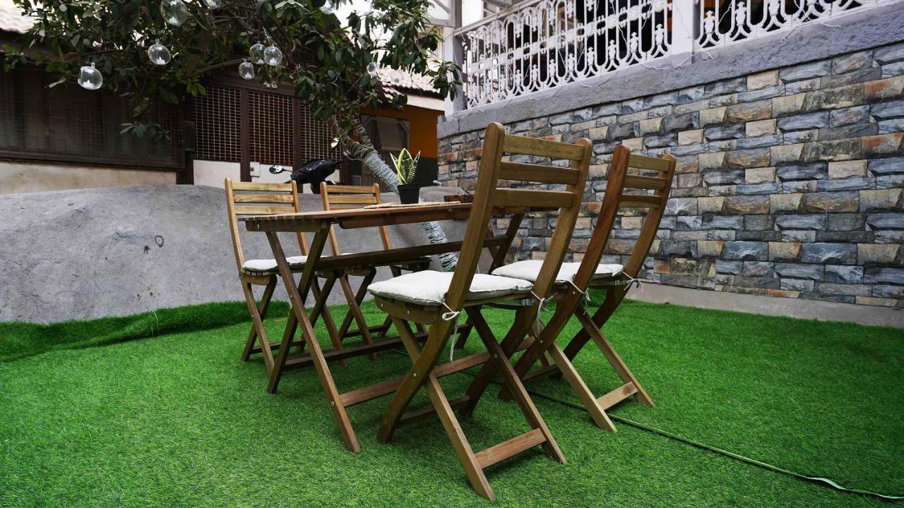 מומביי Gosolo Stays Bandra Hostel מראה חיצוני תמונה