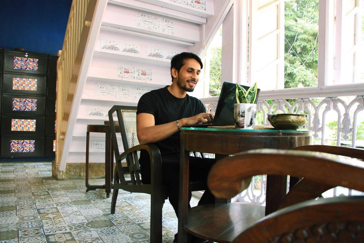 מומביי Gosolo Stays Bandra Hostel מראה חיצוני תמונה
