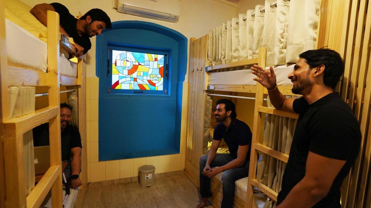 מומביי Gosolo Stays Bandra Hostel מראה חיצוני תמונה