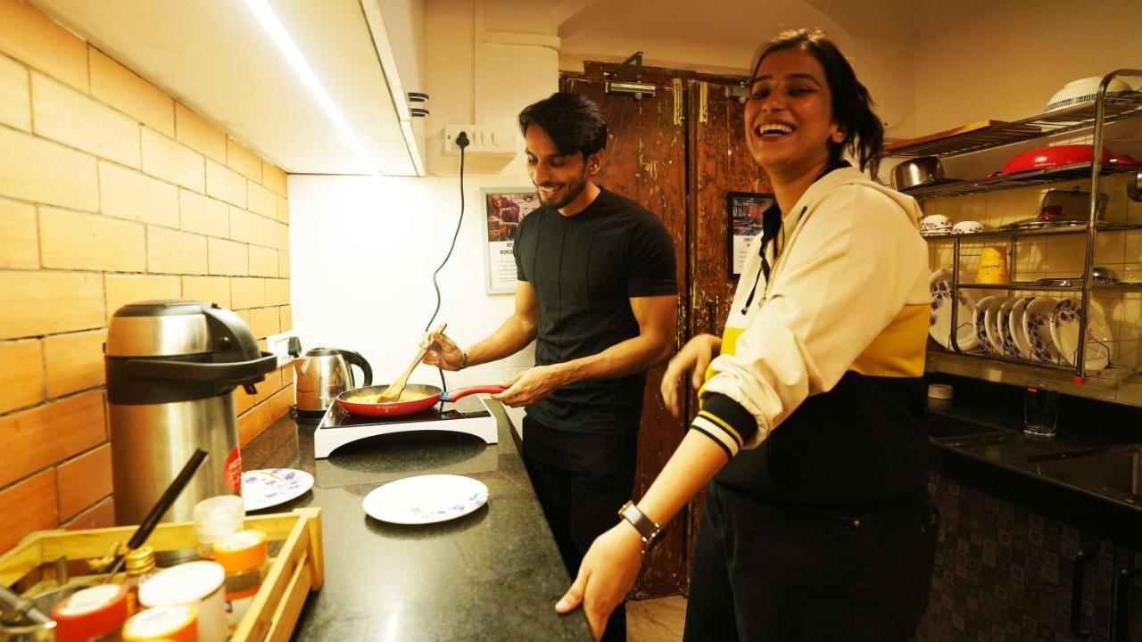 מומביי Gosolo Stays Bandra Hostel מראה חיצוני תמונה