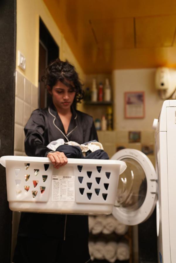 מומביי Gosolo Stays Bandra Hostel מראה חיצוני תמונה