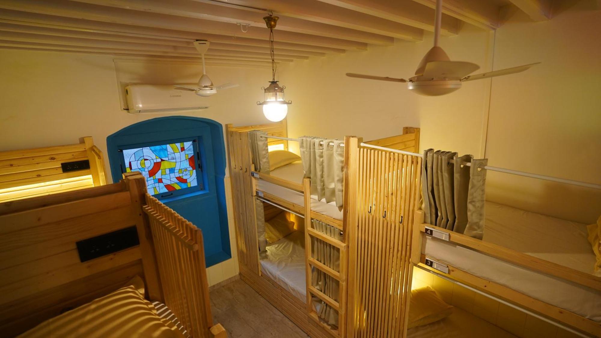 מומביי Gosolo Stays Bandra Hostel מראה חיצוני תמונה